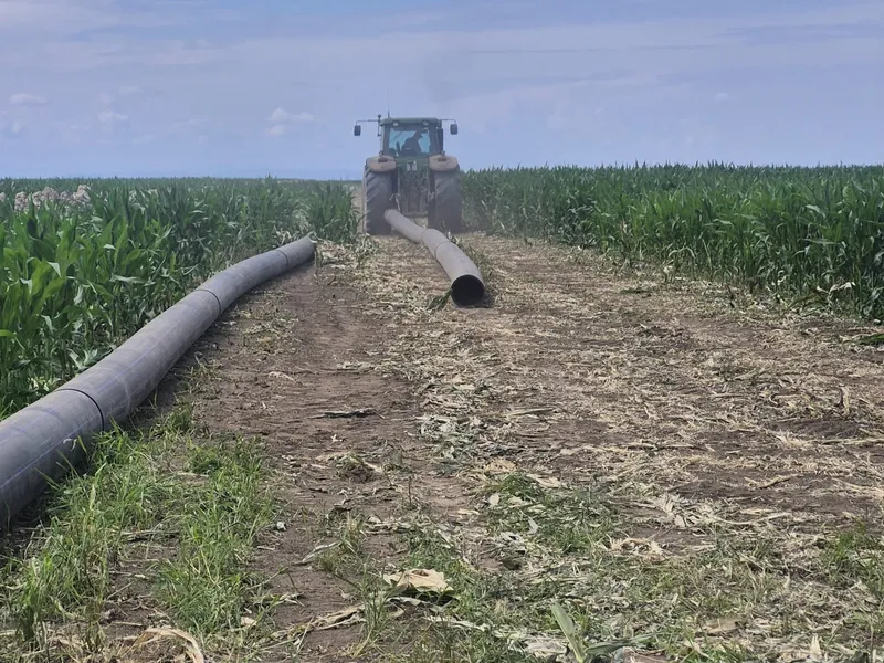 Alpasio Agro - HDPE pipeline installation on farm field, tractor and pipe