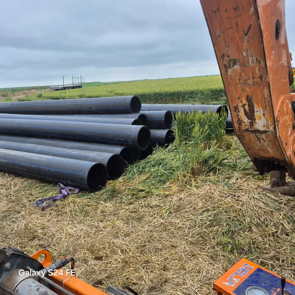 Teava PEHD si excavator pe santier