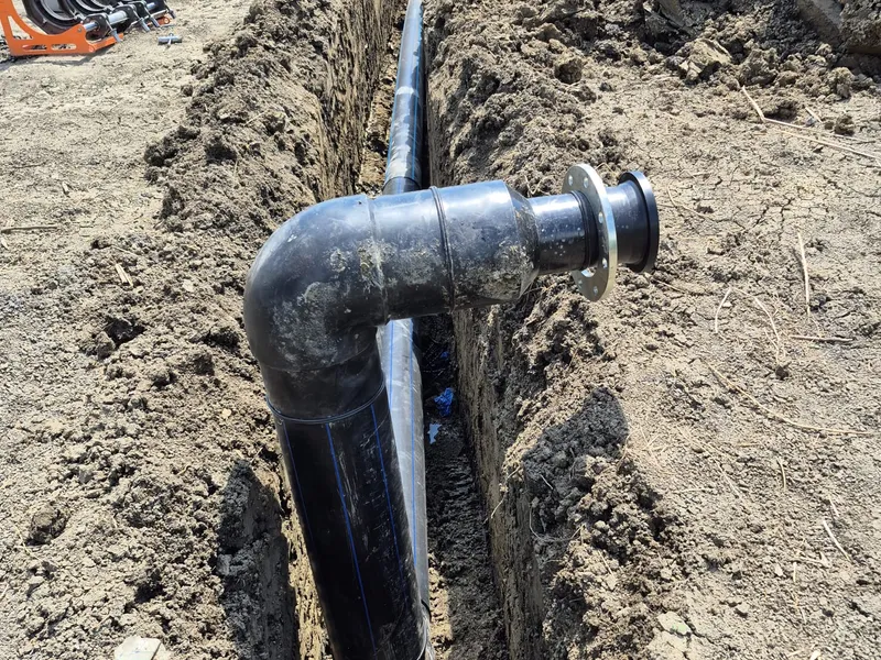 Alpasio Agro - flanged HDPE pipe in trench
